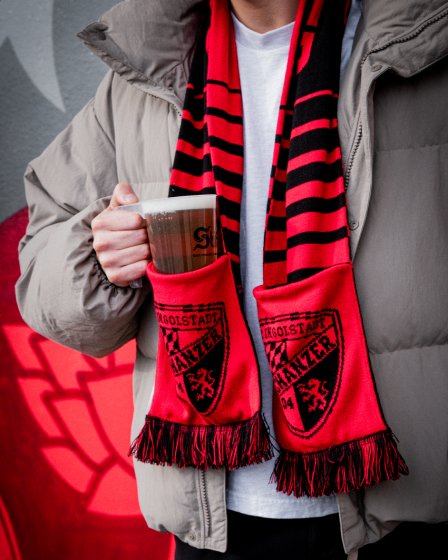 zeitspiel_in's tweet photo. >> Bene will's wissen <<

Die #Schanzer haben einen innovativen, neuen Schal in den Fanshop gebracht, einen Schal mit Taschen! Wir fragen uns, was genau soll man da eigentlich reinpacken? (Getränkebecher ausgeschlossen)

Gebt uns eure kreativen Ideen! https://t.co/mnNyTYP2gf