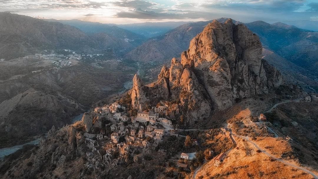 ArteCalabria's tweet photo. Visioni:
Magnifiche immagini di Pentidattilo (RC), affascinante borgo abbandonato ai piedi della grande rupe a forma di cinque dita (da cui prende il nome). Fondato nell'ultima fase bizantina IX sec. d.C., ma origini VII sec. a.C.
#Calabria #landscapes #Aspromonte #travel #love https://t.co/GhIiV0s64A