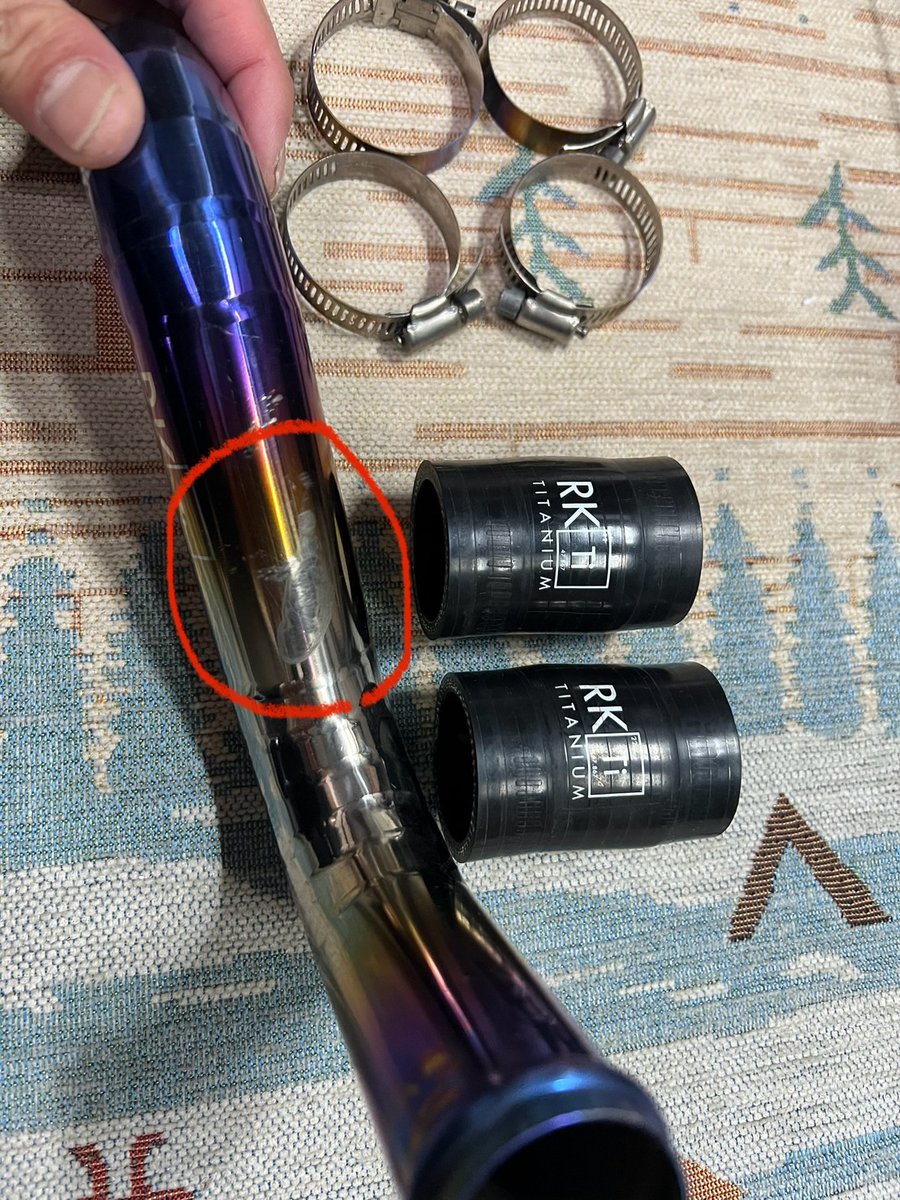 代理です
RK Ti TITANIUM
チタニウムアッパーラジエーターホース
3.5万
短期間使用、取り付けた際に見えないと思いますが裏側に擦れ傷あり。
シリコンホースは中古になりますのでおまけ程度で考えて下さい
海外製品なので珍しいと思います！

購入希望あればオーナーさんに繋げさせて頂きます