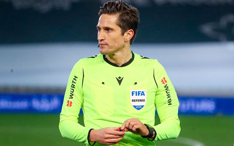 -Se ha dicho que en su casa había un mural de Messi.
Era un mural de La Liga con varios jugadores y no era ni su casa.

-Se ha dicho que cobraba de clubes por promocionarlos.
Solo se hacía eco de ofertas de trabajo públicas de LinkedIn de instituciones deportivas al azar para