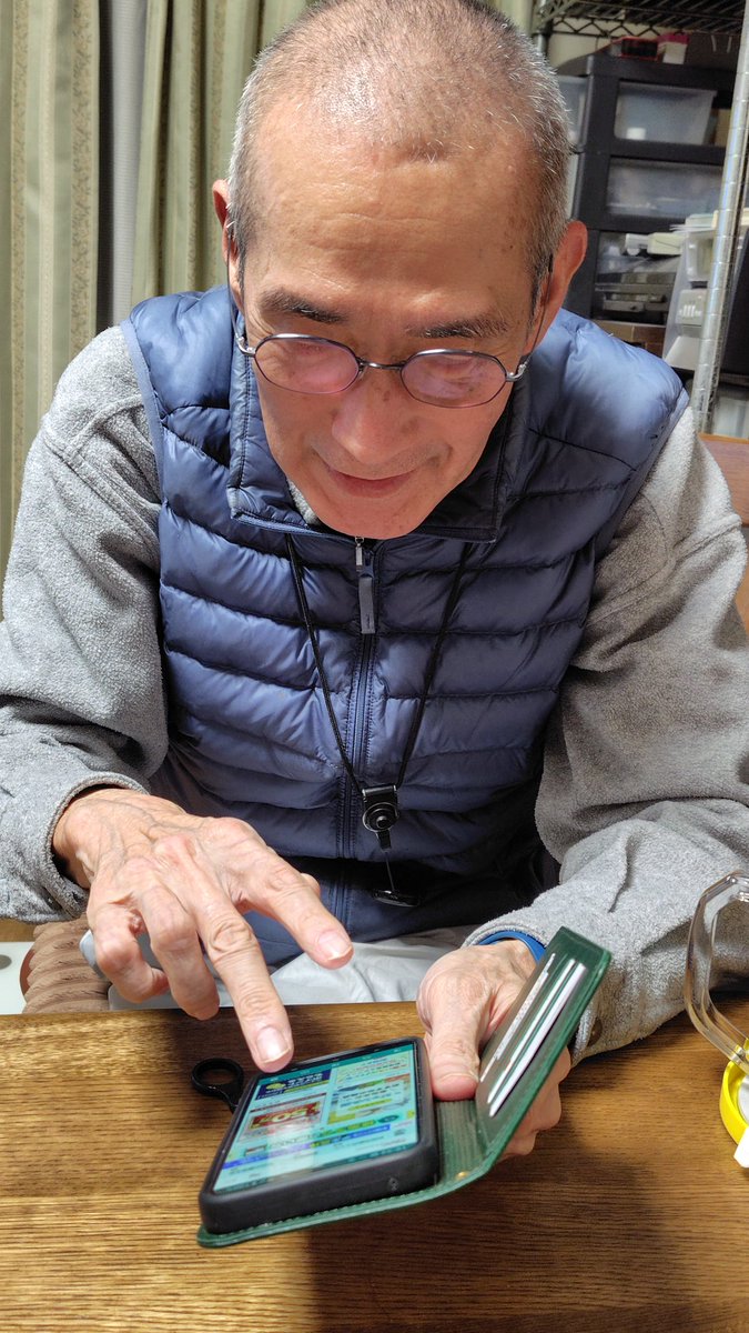 以前から自分が気になってる事。それはスマホの画面を触っている手つきがいやらしいって事。
普通の人は親指は開いていたり中指で触ったりしていると思うんですが、僕はいつの間にか親指を人差し指と中指で挟む様にして画面に接してるんです。
エッチしたいとか掘りたいって合図に見られてないかなぁ😅