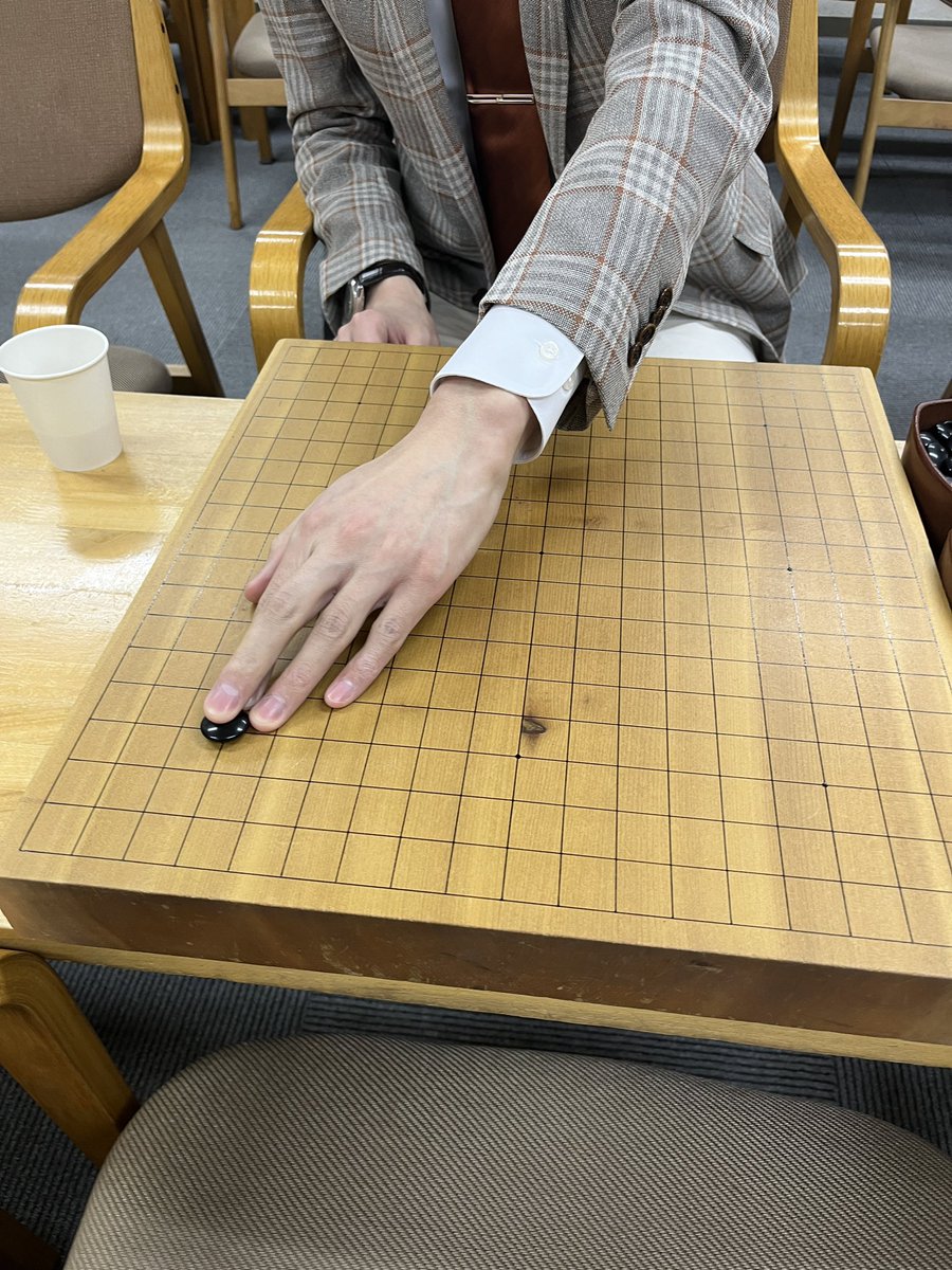 shinjukuigo's tweet photo. すごい棋士が来てくれました！！
これだけでわかるでしょうか？

お仕事帰りに是非寄って下さい😆 https://t.co/RhUwFryaMc