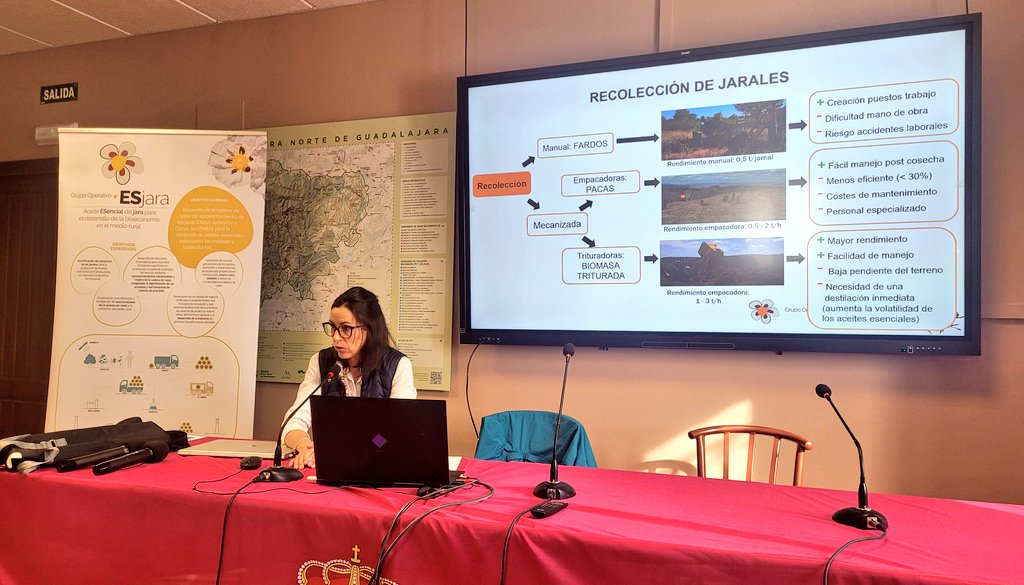 Raquel Bados de <a href="/CederCiemat/">CEDER-CIEMAT</a> presentando los resultados de mecanización del proyecto <a href="/Goesjara/">ESjara</a>, comparando los resultados de desbroce manual y las dos destrozadoras utilizadas: empacadora y trituradora. 1/2