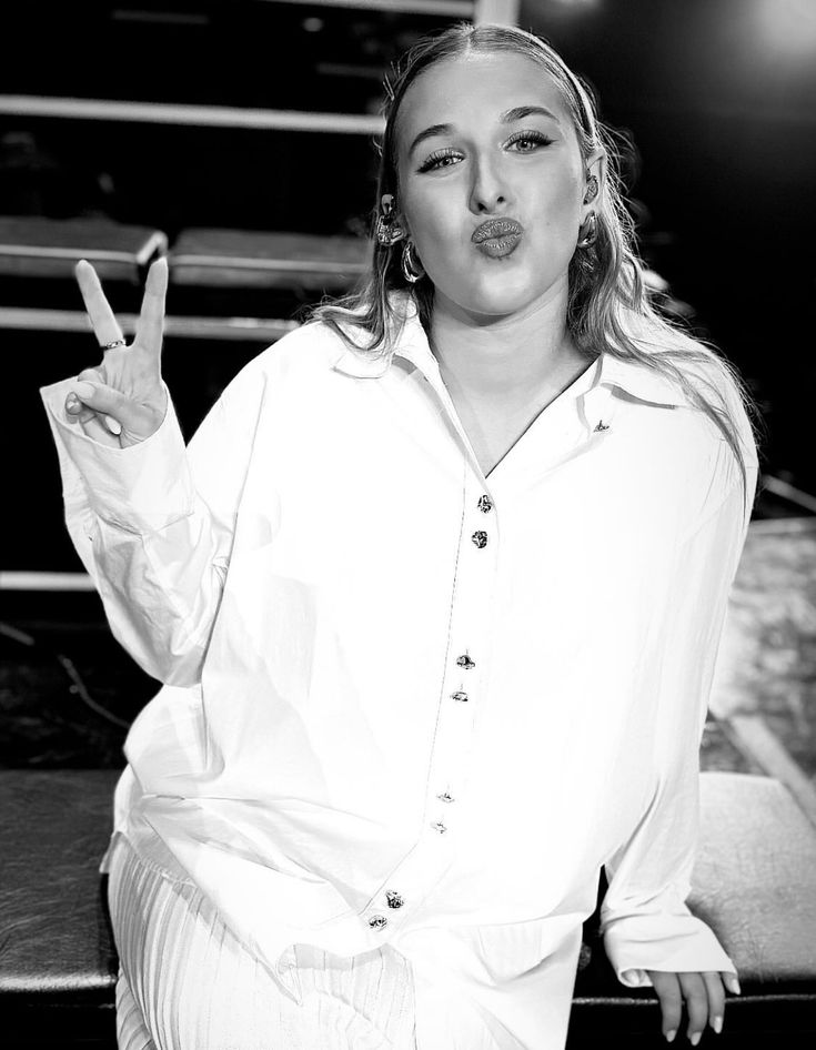DeezerFR's tweet photo. Aujourd’hui c’est l’anniversaire d’une star naissante qui a déjà conquis notre 💜 On ne se souvient même plus de la vie avant Helena, mais ce qu’on sait c’est qu’elle est mieux avec, et qu’on l’aime pour de vrai 🎂 https://t.co/3DNzSOuyI2