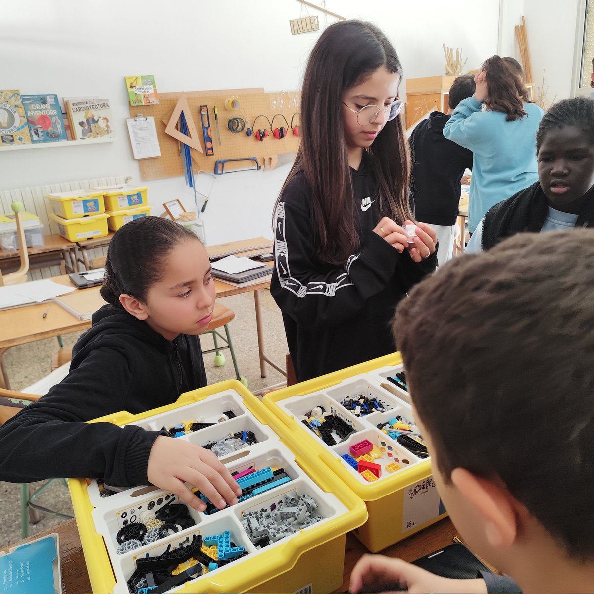 Escola Marià Fortuny (@escmariafortuny) on Twitter photo 🚀 Els nens i nenes de 6è de l'<a href="/ESCmariafortuny/">Escola Marià Fortuny</a> segueixen preparant-se per la <a href="/FLLTgn_Reus/">FLLTgn_Reus</a>! 🔧🤖
Entre robots, codis i moltes idees brillants, estan llestos per sorprendre el món! 🌍💡
Qui diu que el futur no es construeix peça a peça? 🔥 #FLL #STEAM #Reus <a href="/firstlegoleague/">FIRST LEGO League</a> 🚀 Els nens i nenes de 6è de l'<a href="/ESCmariafortuny/">Escola Marià Fortuny</a> segueixen preparant-se per la <a href="/FLLTgn_Reus/">FLLTgn_Reus</a>! 🔧🤖
Entre robots, codis i moltes idees brillants, estan llestos per sorprendre el món! 🌍💡
Qui diu que el futur no es construeix peça a peça? 🔥 #FLL #STEAM #Reus <a href="/firstlegoleague/">FIRST LEGO League</a>