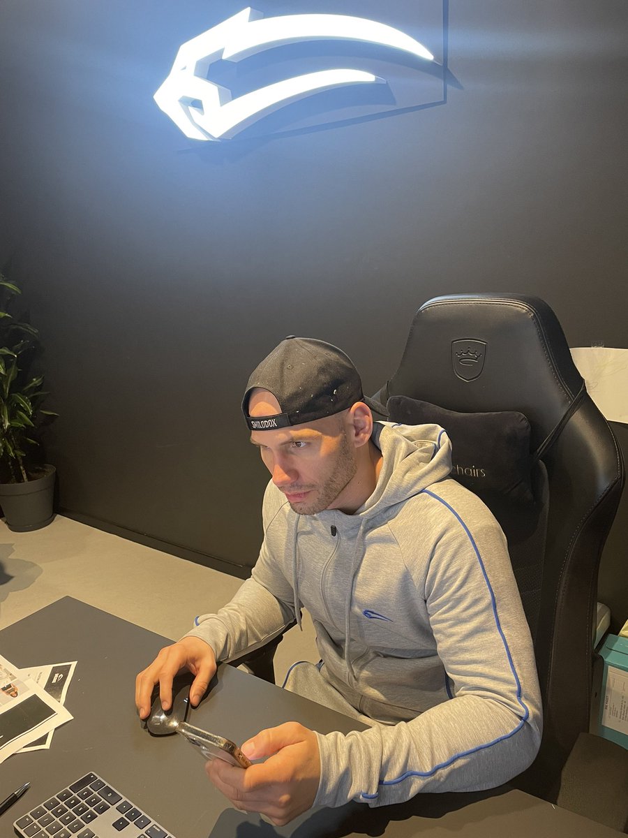 Flying Uwe tweet media