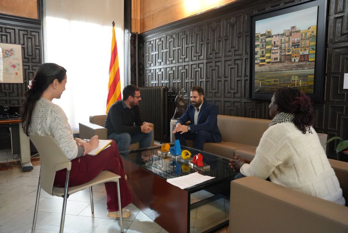 Trobada a <a href="/Girona_Cat/">Ajuntament de Girona</a> Jenkidar Shikhdmmar, representant de l’administració autònoma del nord i est de Síria.

Hem pogut conversar sobre els últims esdeveniments que ha viscut el país i com aquests afecten la situació del poble kurd, especialment a Rojava.