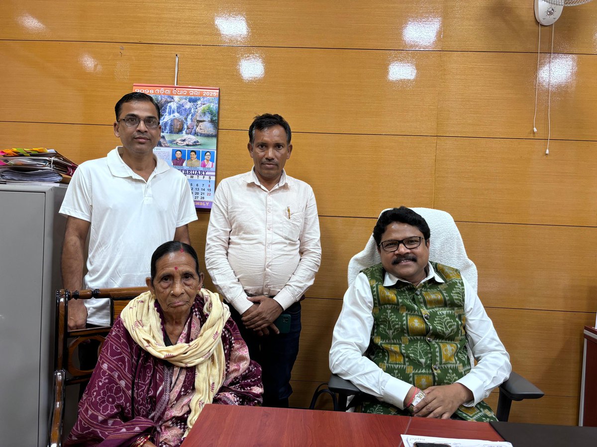 MahalingMukesh's tweet photo. ମୋର ନିର୍ବାଚନ ମଣ୍ଡଳୀ ଲୋଇସିଂହା ବ୍ଲକ ଅନ୍ତର୍ଗତ ଉପରବାହାଲ ଗ୍ରାମର ସରପଞ୍ଚ ଶ୍ରୀମତୀ କ୍ଷୀରାବ୍ଧି ସାହୁ ଓ ତାଙ୍କ ପ୍ରତିନିଧିଙ୍କ ସହ ବିଧାନସଭା ମନ୍ତ୍ରୀ ଚ୍ୟାମ୍ବରରେ ସୌଜନ୍ୟ ମୂଳକ ସାକ୍ଷାତ କଲି।

#loisingha #BJPOdisha https://t.co/F7aMufNq2K
