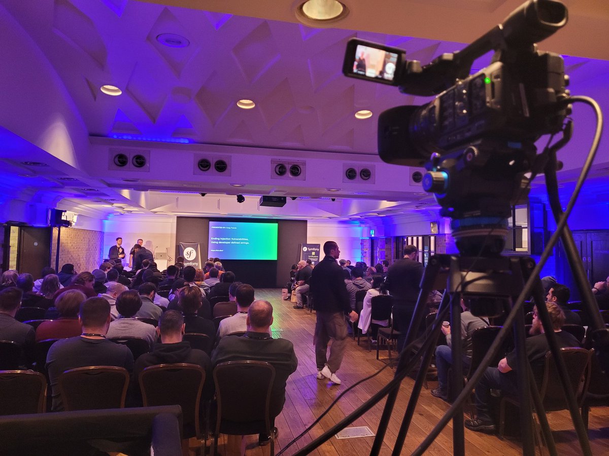 sam_burns_tech's tweet image. Behind the camera at #phpuk25. Craig Francis coming on stage. The truth about injection attacks is *about to drop*.