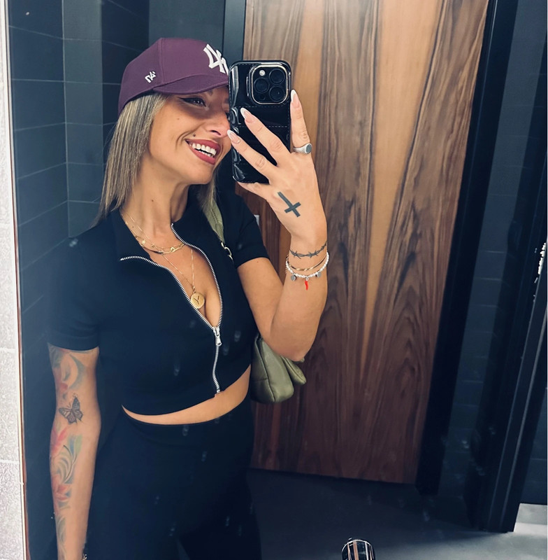 RipianH55535's tweet photo. Women who have really sweaty feet and wear Fila disrutor's. It's really bad how the shoes stink. The sweat and odor gets extremely bad and the shoes are gross. So Lenis are. #stinkyshoes https://t.co/auuEvCoX0Z