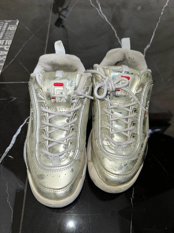 RipianH55535's tweet photo. Women who have really sweaty feet and wear Fila disrutor's. It's really bad how the shoes stink. The sweat and odor gets extremely bad and the shoes are gross. So Lenis are. #stinkyshoes https://t.co/auuEvCoX0Z