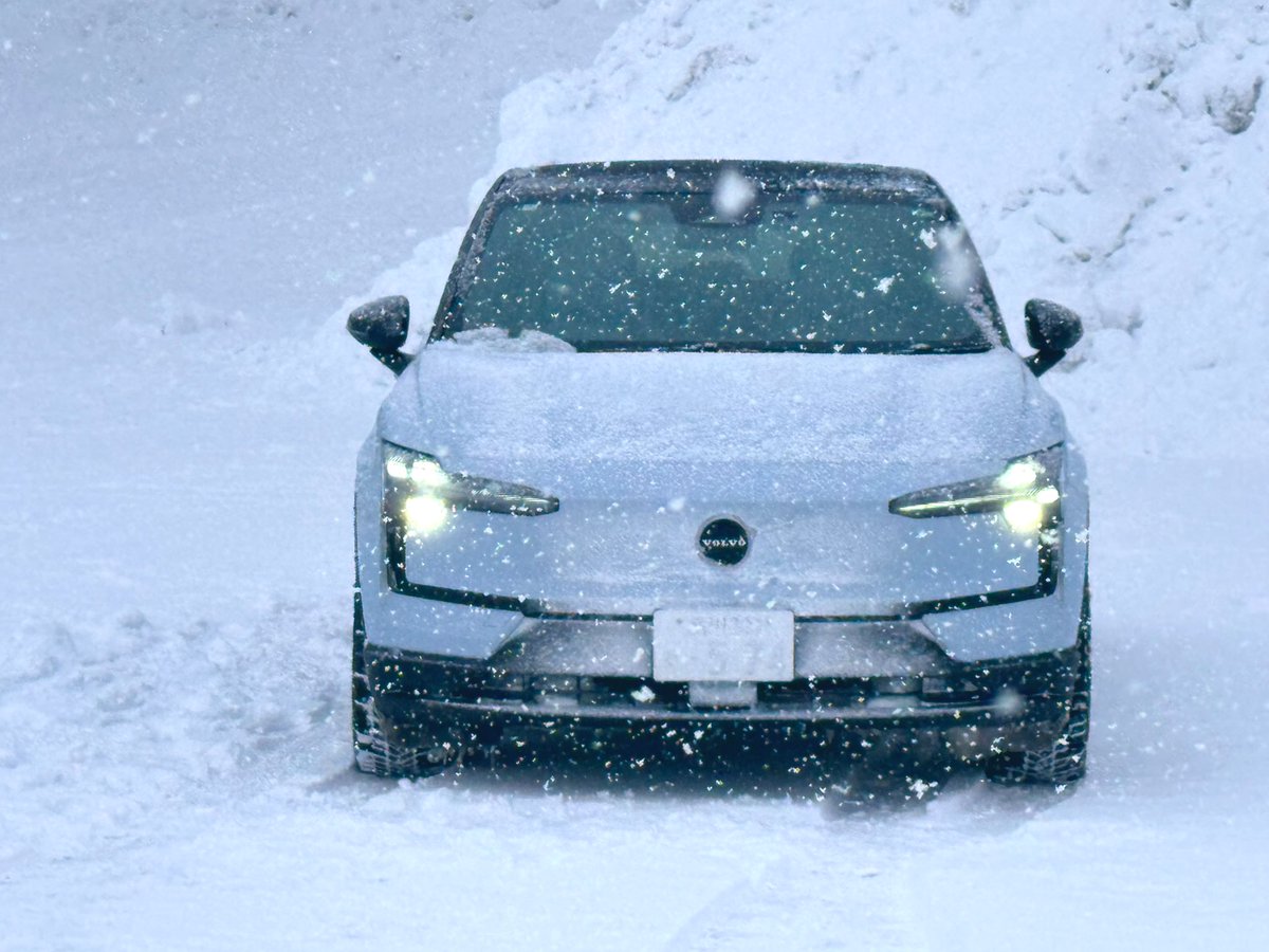 BEVだと雪道で立ち往生した時にヤバい、という認識は改めないといけない。エアコンONで暖かい車内で過ごしても、1時間あたり1%くらいしか減らない。一晩閉じ込められたとしても10%程度の減少。
内燃機関の車と違って、寝てる間に一酸化炭素中毒になるリスクもない。