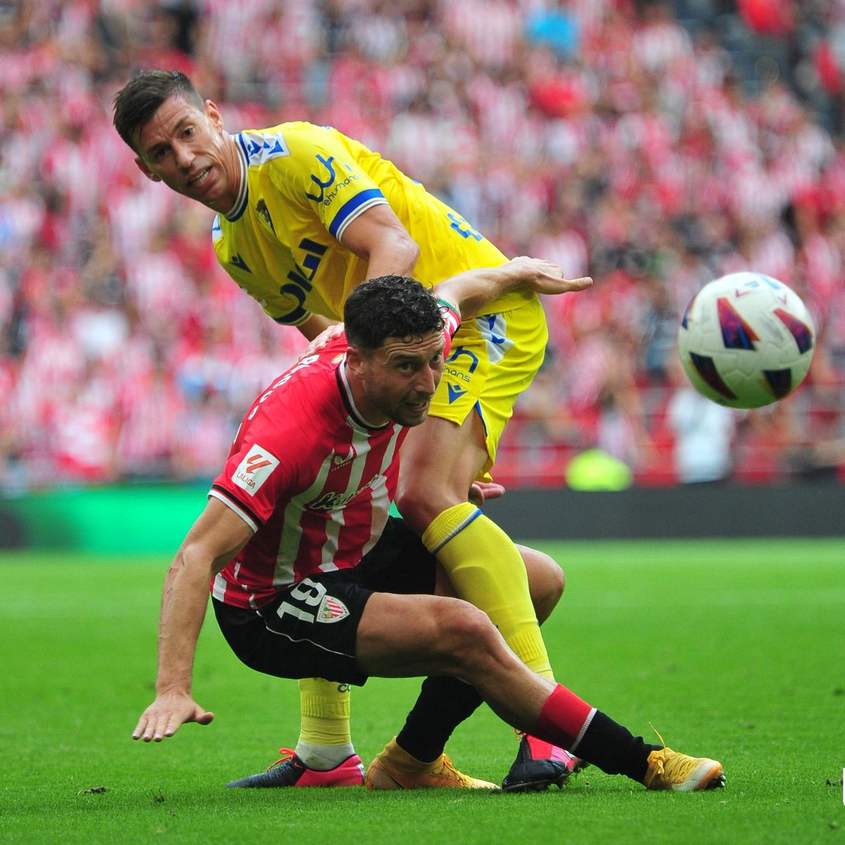 Cádiz Club de Fútbol (@cadiz_cf) on Twitter photo ⚽️ Óscar de Marcos anuncia su retirada a final de temporada.
💪 Mucha suerte en esta nueva etapa al capitán del <a href="/AthleticClub/">Athletic Club</a> y felicitaciones por su trayectoria deportiva.
👏 𝗭𝗼𝗿𝘁𝗲 𝗼𝗻, 𝗢́𝘀𝗰𝗮𝗿 ⚽️ Óscar de Marcos anuncia su retirada a final de temporada.
💪 Mucha suerte en esta nueva etapa al capitán del <a href="/AthleticClub/">Athletic Club</a> y felicitaciones por su trayectoria deportiva.
👏 𝗭𝗼𝗿𝘁𝗲 𝗼𝗻, 𝗢́𝘀𝗰𝗮𝗿