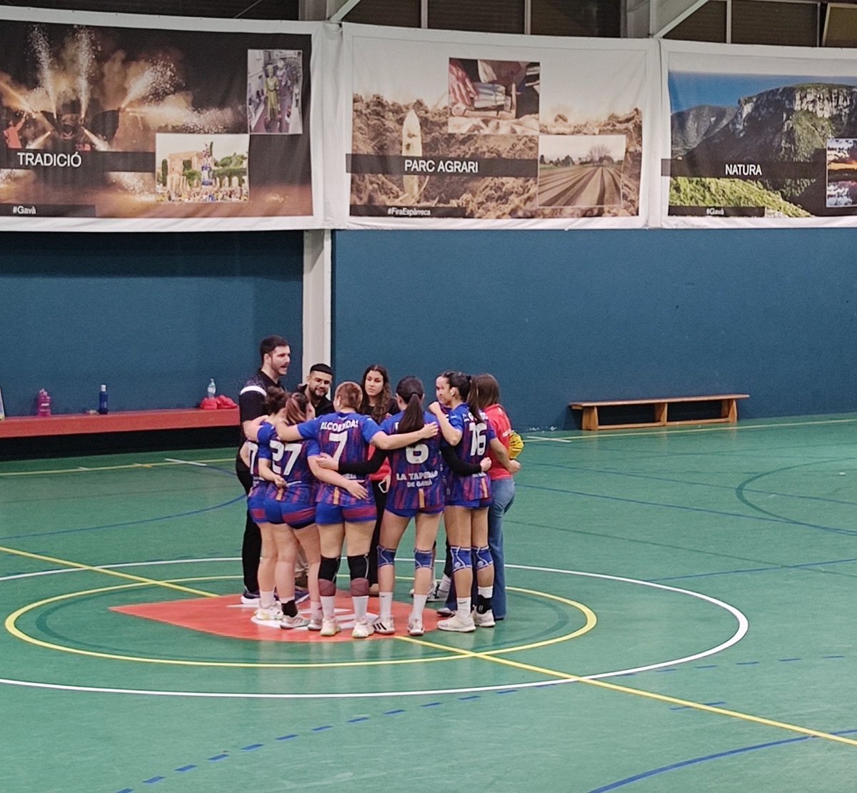 guilacoja's tweet photo. Nueva jornada, nueva derrota para el Senior Femenino B del  @clubhandbolgava, pero esta vez, más allá del marcador, lo preocupante es la situación que se repite semana tras semana:  sin jugadoras del primer equipo para reforzar y con una plantilla diezmada por las lesiones ...... https://t.co/7tMYglvY0g