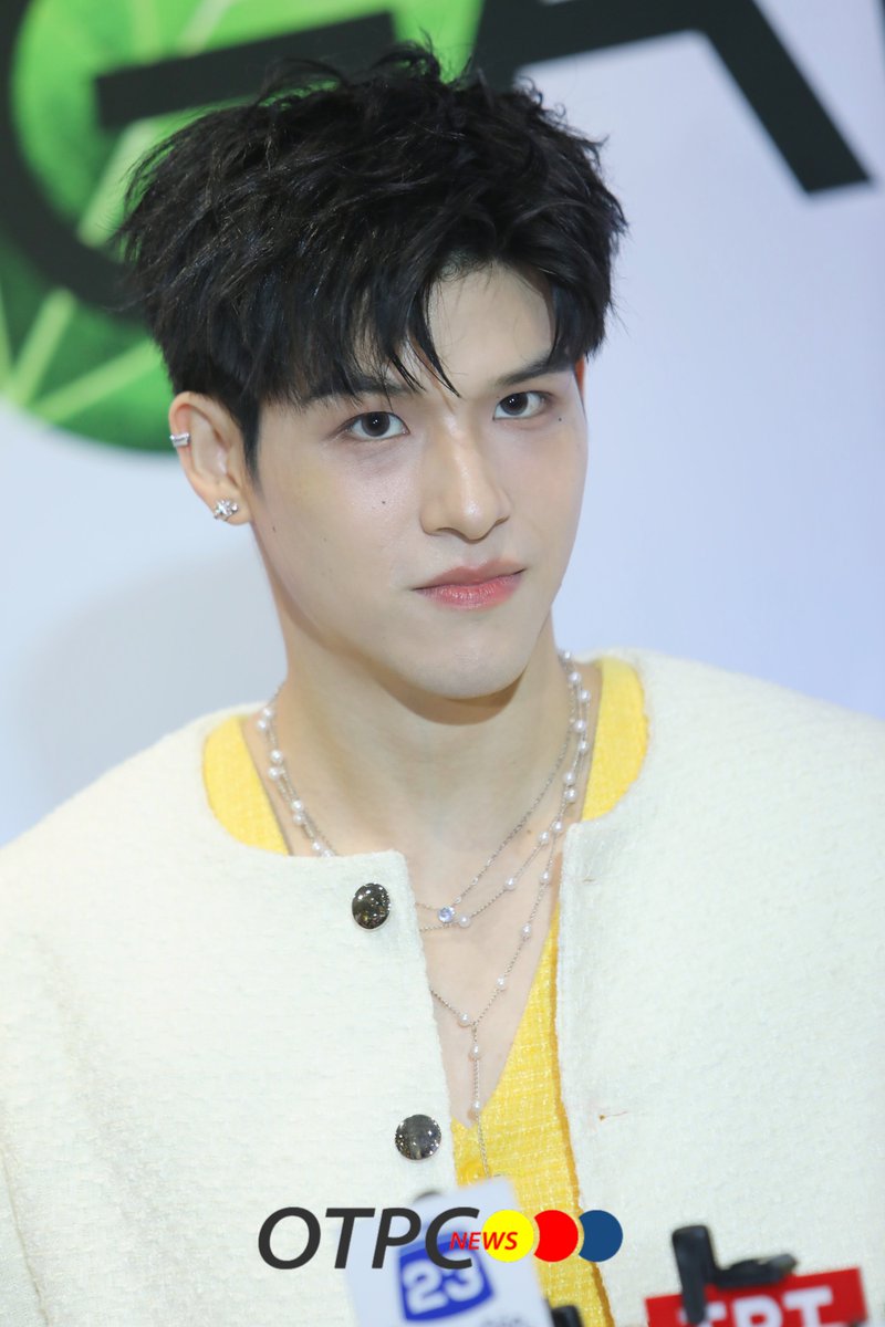 otpcnews's tweet image. "สกาย วงศ์​รวี" ช่วงสัมภาษณ์สื่อ ในงานเปิดตัวโฟมเซรั่มวิตซีสูตรใหม่ "Garnier Bright Complete Serum Cleanser" 

GarnierFoamxSKYNANI
#skywongravee
#Garnier4DfoamSerumxSkyNani 
#FoamSerumVitc #Faceperience 
#GarnierThailand #Skincare
#ล้างเดียวไบรท์เหมือนใช้เซรั่ม