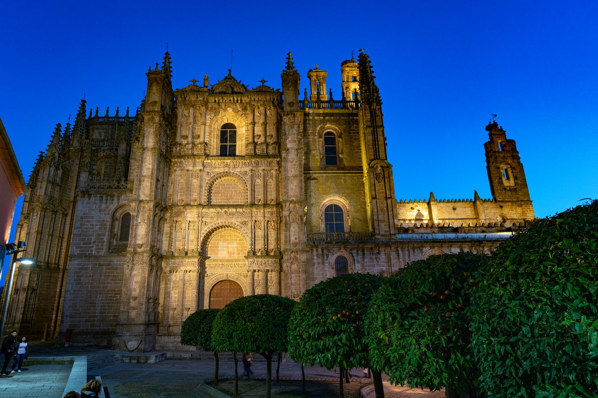 extremadura_tur's tweet photo. Las ciudades de #Extremadura también son preciosas de noche. ¿No crees?
#Badajoz, #Cáceres, #Mérida o #Plasencia bien merecen una visita nocturna. https://t.co/2qI8MJiSOf