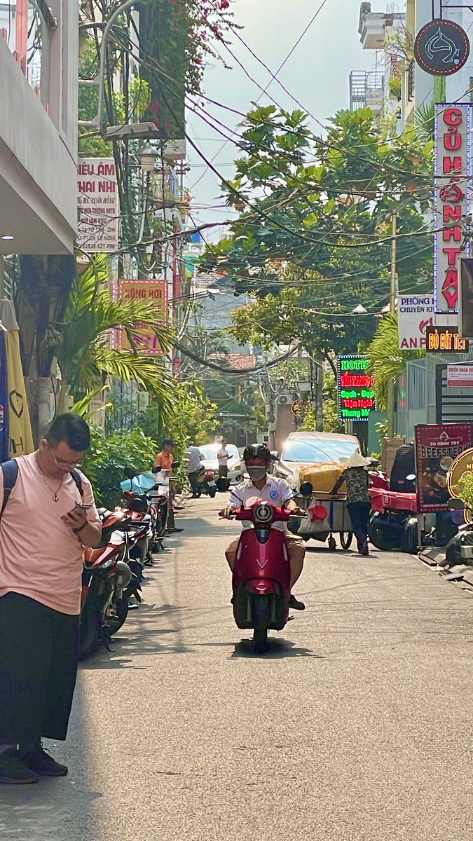 ベトナムに1年半ぶりに行きました！
日本は秩序で厳しく自由が抑えられがちですが、東南アジアは本来の動物的倫理観を呼び覚ましてくれるので好きです。

物価4分1は最高でした！

•タクシー100円〜
•水42円〜
•タバコ200円〜
•ビール120円〜
•チリソース48円〜
