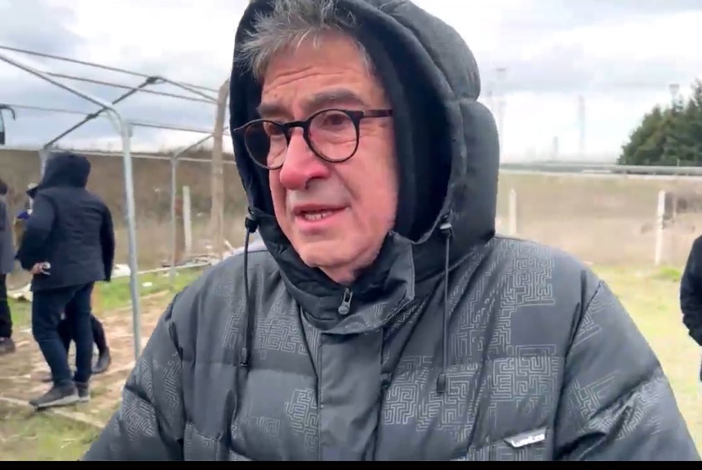 Bakın bu adam çok tanınmış bir profesör doktor. İstese gider kliniğine sıcak sıcak oturur hastalarıyla ilgilenir. Yurtdışına gider tatilini yapar. Mecbur mu soğuktan burnu kızaracak belki de hasta olacak kadar dışarda beklemeye?

Mecbur hissediyor çünkü endişeli.
Sen de