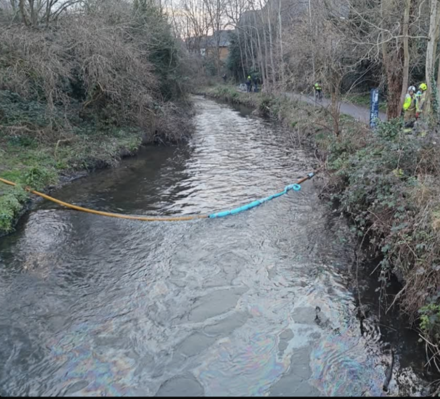 Some of the effort by <a href="/EnvAgencySE/">Environment AgencySE</a> and others to contain the 4,000 litre diesel oil spill in the Wandle (via UKNIP)