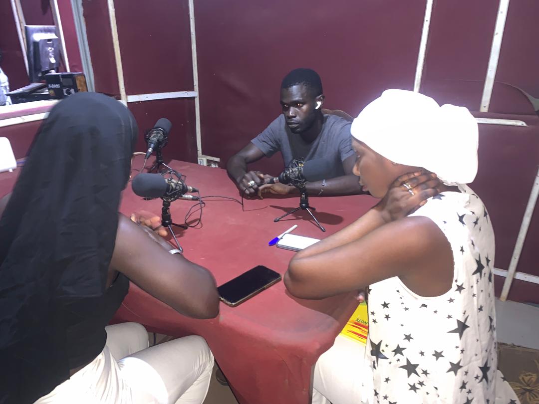 reseau_MGF_ME's tweet photo. 📸✨ Retour en images sur nos émissions radios dans le cadre du projet #sounarokaananta, dans le département de Goudomp , avec le soutien de @TheGirlGen ! 🎙️🎧
📢 Continuons à briser le silence et à agir pour un avenir sans MGF.
#TheGirlGeneration #StopMGF #MobilisationJeunes https://t.co/ZaYsUo0oEk