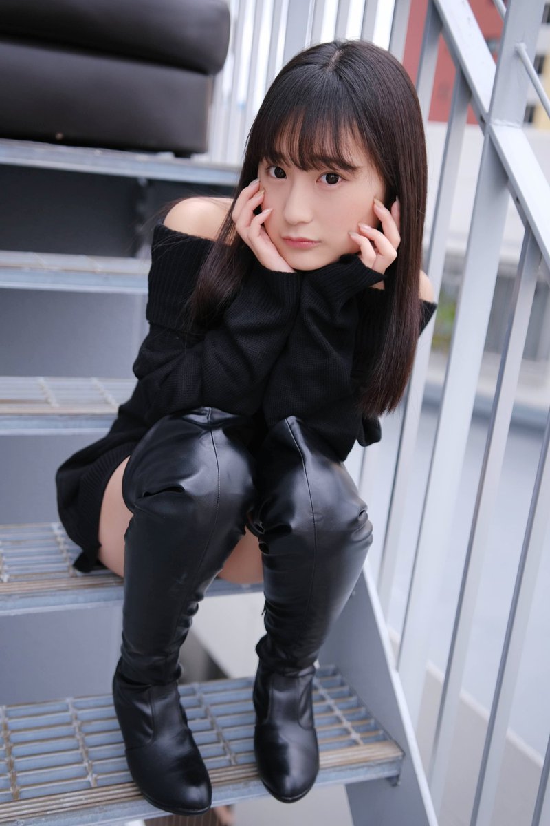 あんず ちゃん 階段にて #あんずちゃんを布教し隊 🖤 #癖になるかわい