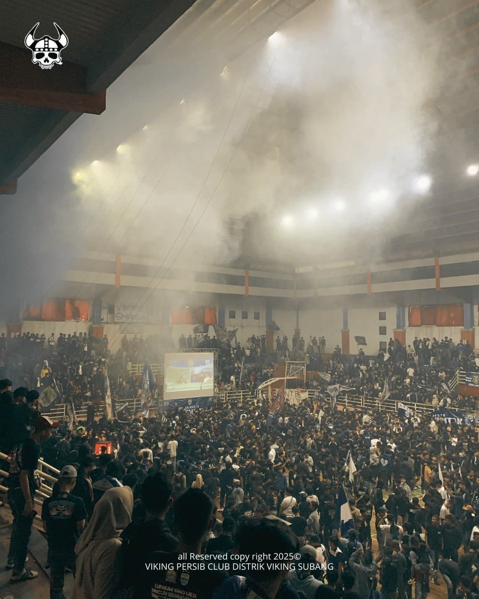 vikingsubang's tweet photo. LUAR BANDUNG TAK TERBENDUNG! 
Begitulah gambaran di akhir pekan kemarin, energi berlipat ganda, ribuan orang bertumpah ruah dipusat kota, GOR Gotong royong tidak bisa menampung animo bobotoh,  ribuan orang tidak bisa masuk karena penuhnya kapasitas gor kemarin. Kalian luar biasa! https://t.co/ASBsP34IHi