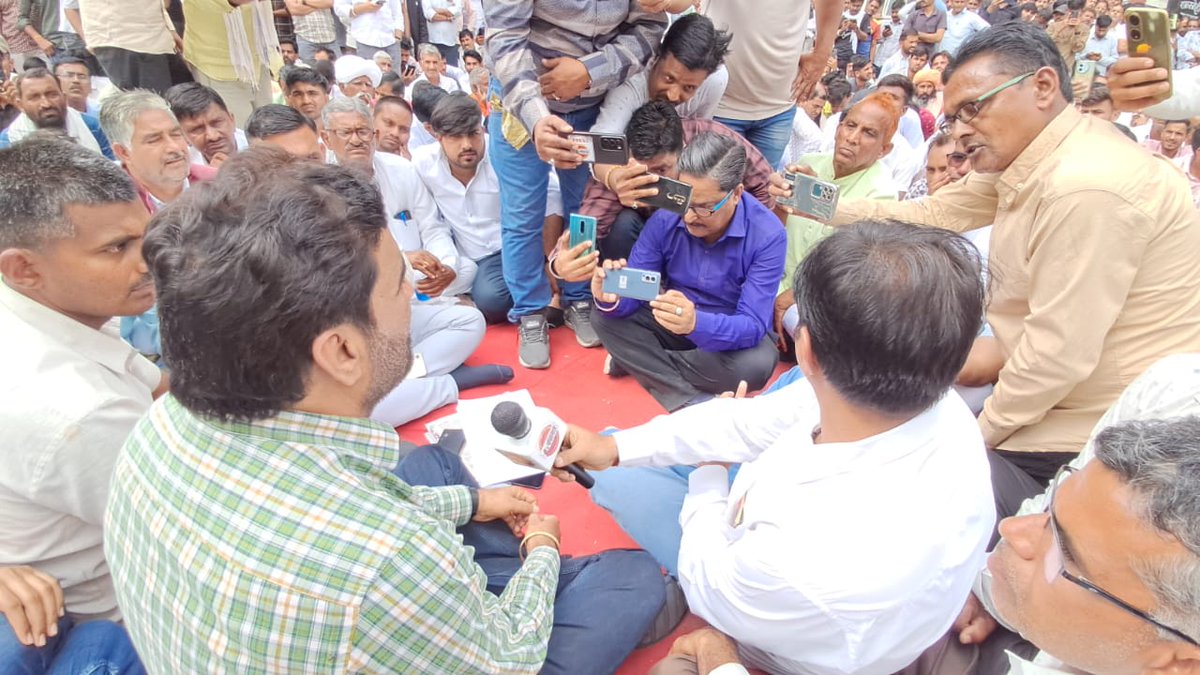 नोखा (बीकानेर) में धरना स्थल पर मौजूद हुं, सरकारी सिस्टम की नाकामी ने केड़ली स्थित एक सरकारी विद्यालय में 3 बालिकाओं की जान ले ली,राष्ट्रीय लोकतांत्रिक पार्टी सदैव पीड़ितों के साथ खड़ी है |