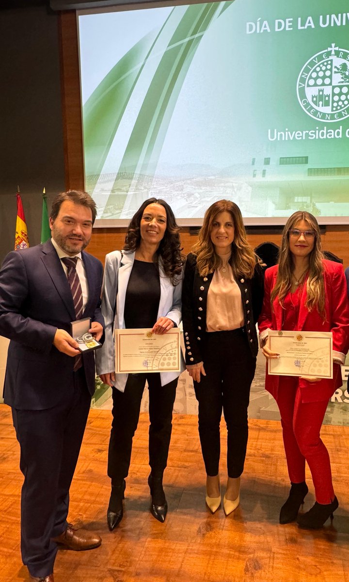 Durante el Día de la Universidad de Jaén, se celebró un Acto Institucional en reconocimiento al valioso trabajo del personal de la Universidad. En este evento, miembros del profesorado del Departamento de Enfermería fueron distinguidos con diferentes premios y galardones.  #UJA
