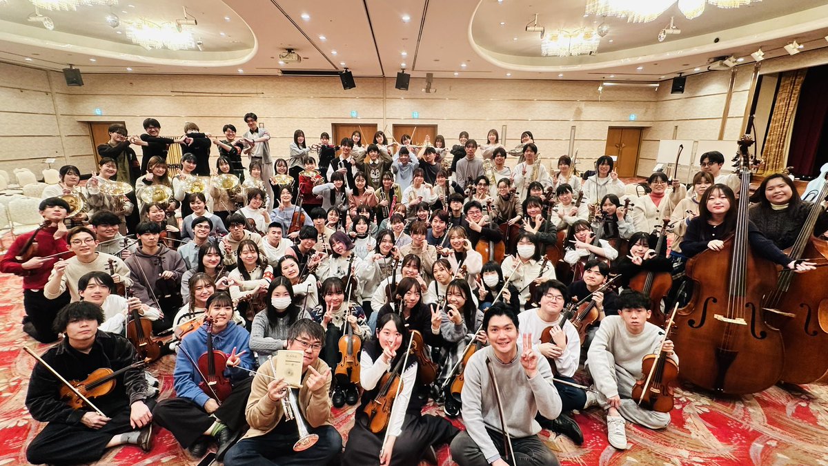 kansai_okeren's tweet photo. 無事に本番を終えてみんなで写真撮影📸

委員が観客となり皆の演奏を聴いていましたが、多くの大学からいろんな人が集まってこうして行われる演奏は熱気を帯びていて、トレーナーの先生からもお褒めの言葉をいただいていました☺️

みなさん本当にお疲れ様でした！！✨

#2024年度オケ連合宿 https://t.co/OJeDm3xp9z