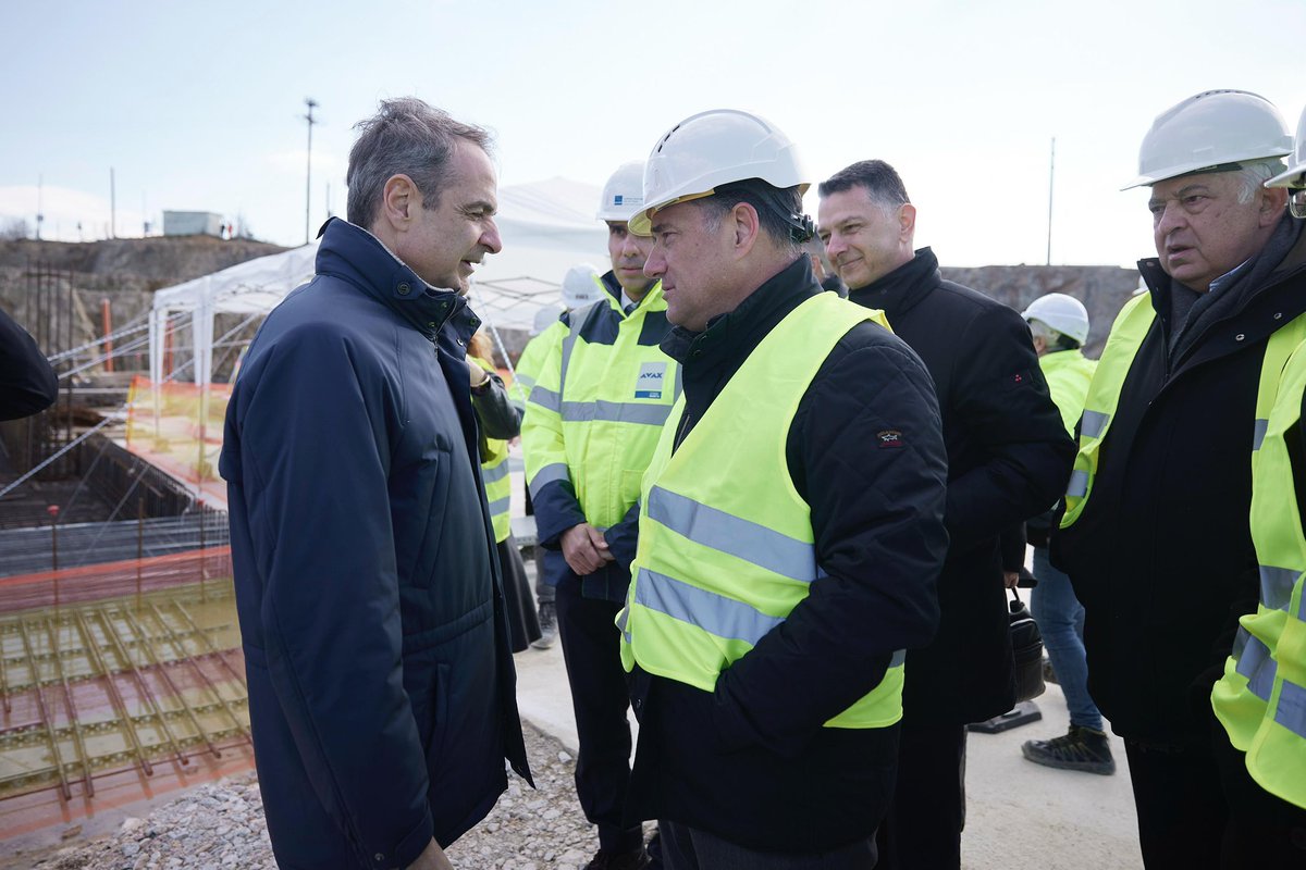 AdonisGeorgiadi's tweet photo. Με τον Πρωθυπουργό @kmitsotakis και τους υφυπουργούς @mthemisto και @DimVartzopoulos επισκεφθήκαμε το εργοτάξιο του νέου Παιδιατρικού Νοσοκομείου δωρεά του Ιδρύματος «Σταύρος Νιάρχος» στην Θεσσαλονικη. Η πρόοδος των εργασιών είναι εξαιρετική. Οι πρώτες δύο φωτό που θα δείτε, είναι από τις αρχές Ιανουαρίου, οι υπόλοιπες από σήμερα, για να μπορείτε να δείτε την πρόοδο των εργασιών. Το Υπουργείο Υγείας και όλες του οι υπηρεσίες είναι συνεχώς πάνω από το έργο και λύνουμε τα προβλήματα ώστε να τηρηθεί το χρονοδιάγραμμα και αρχές Ιανουαρίου του 2027 να παραδοθεί στο ΕΣΥ. 
Το Νοσοκομείο αυτό θα είναι το ωραιότερο και αρτιότερο Παιδιατρικό Νοσοκομείο της Ευρώπης. Αλλάζει άρδην το επίπεδο των παρεχομένων ιατρικών υπηρεσιών στην Ελλάδα και είμαι Υπερήφανος που επί θητείας μου πάει τόσο καλά. Θερμές Ευχαριστίες φυσικά στο Ίδρυμα «Σταύρος Νιάρχος» και προσωπικά στον κ. Ανδρέα Δρακόπουλο.