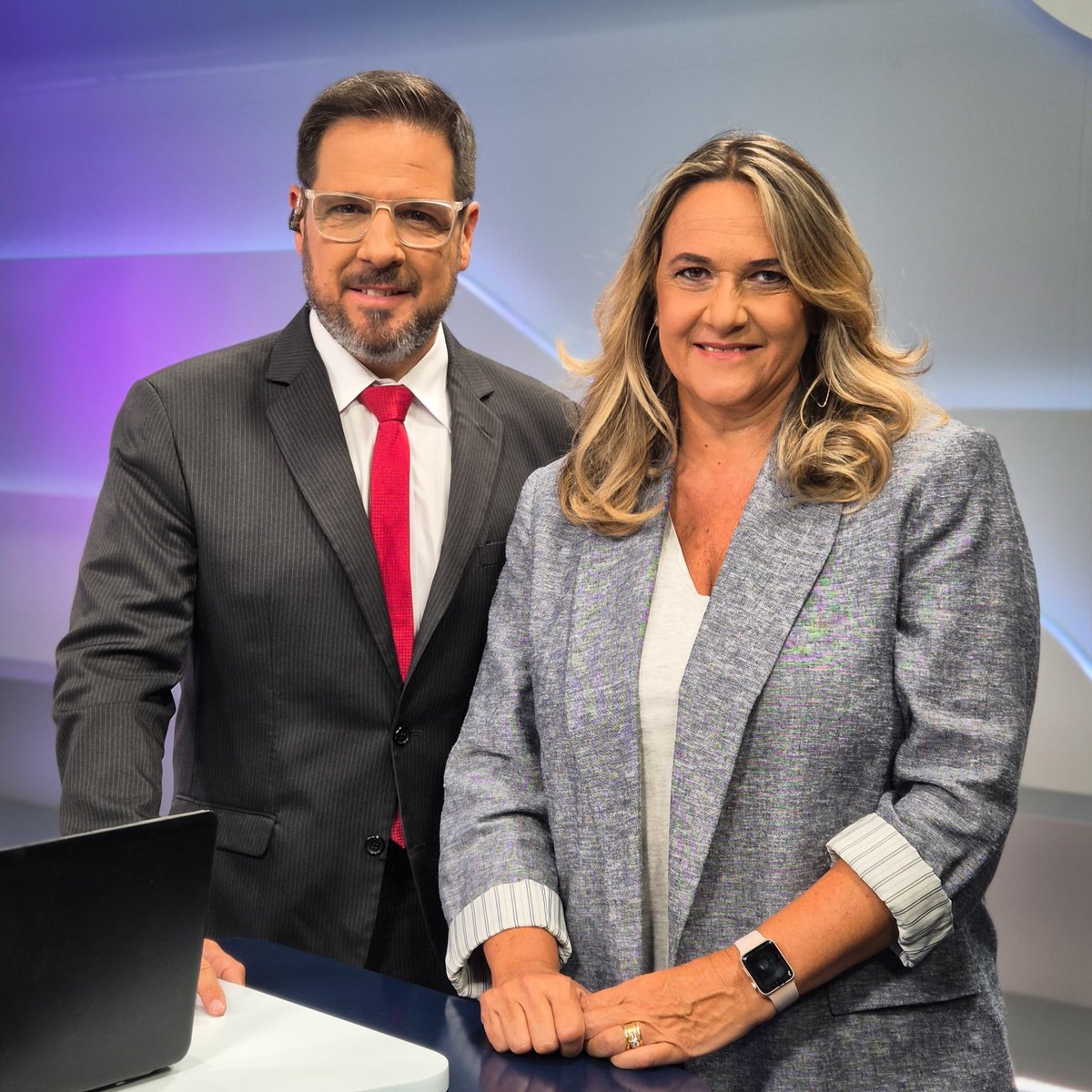 ¡Miércoles bien informados en #Teledía!🗞️ <a href="/Vaguerre/">Viviana Aguerre</a> y <a href="/FedePazOk/">FedePaz</a> te esperan con su calidez, profesionalismo y simpatía para que empieces bien el día 🙌 Por la pantalla de <a href="/Canal4_UY/">Canal 4</a> 📺