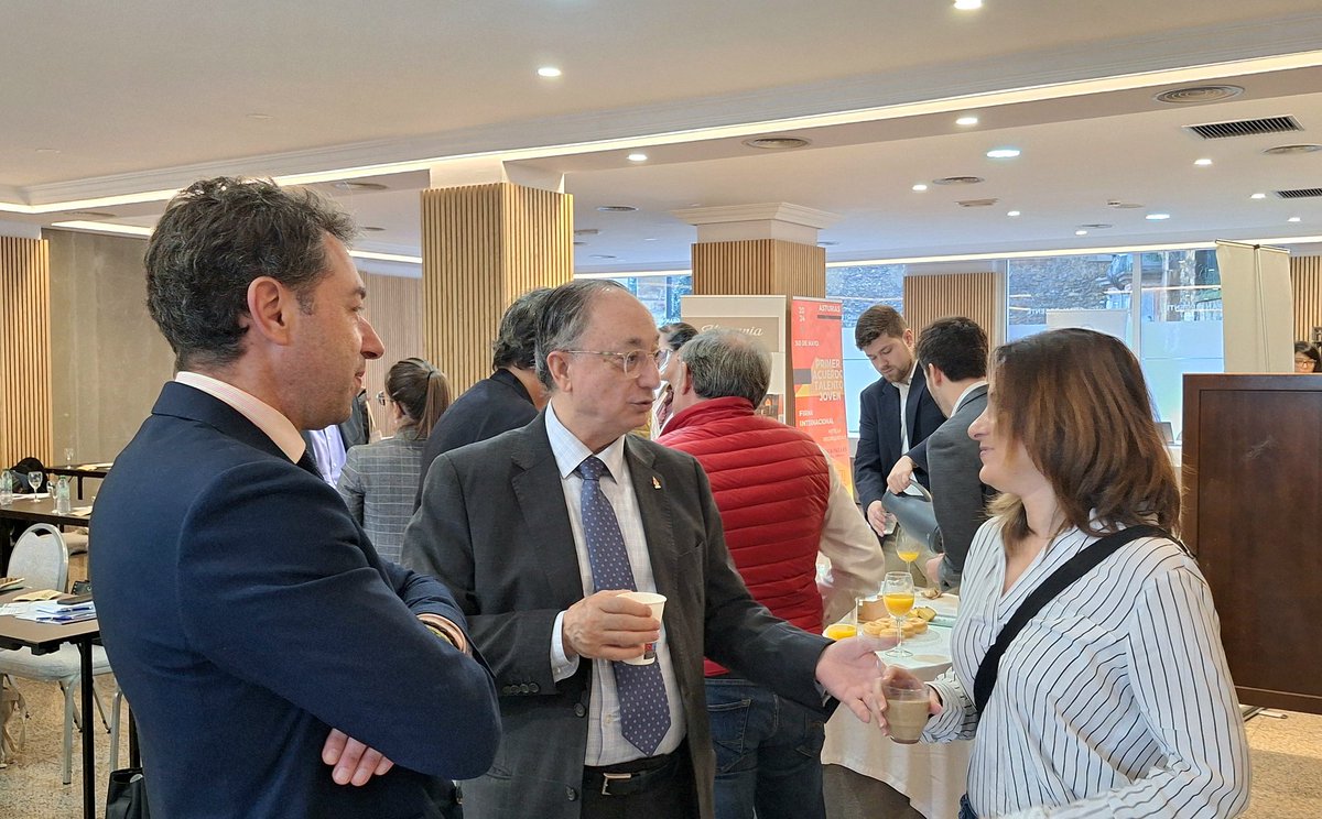Comunidad_AEDH's tweet photo. 😃 Llego el momento más lúdico  del día. Networking del bueno en este café que nos ha preparado el #GranHotelRegente de #Oviedo.☕️🥐🥯   #ExperienciasAEDH #EventosHostelería #NetworkingAEDH https://t.co/Qiytwnvd8w