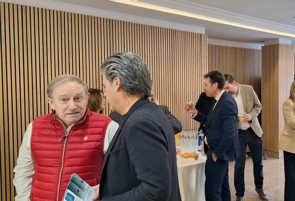 Comunidad_AEDH's tweet photo. 😃 Llego el momento más lúdico  del día. Networking del bueno en este café que nos ha preparado el #GranHotelRegente de #Oviedo.☕️🥐🥯   #ExperienciasAEDH #EventosHostelería #NetworkingAEDH https://t.co/Qiytwnvd8w