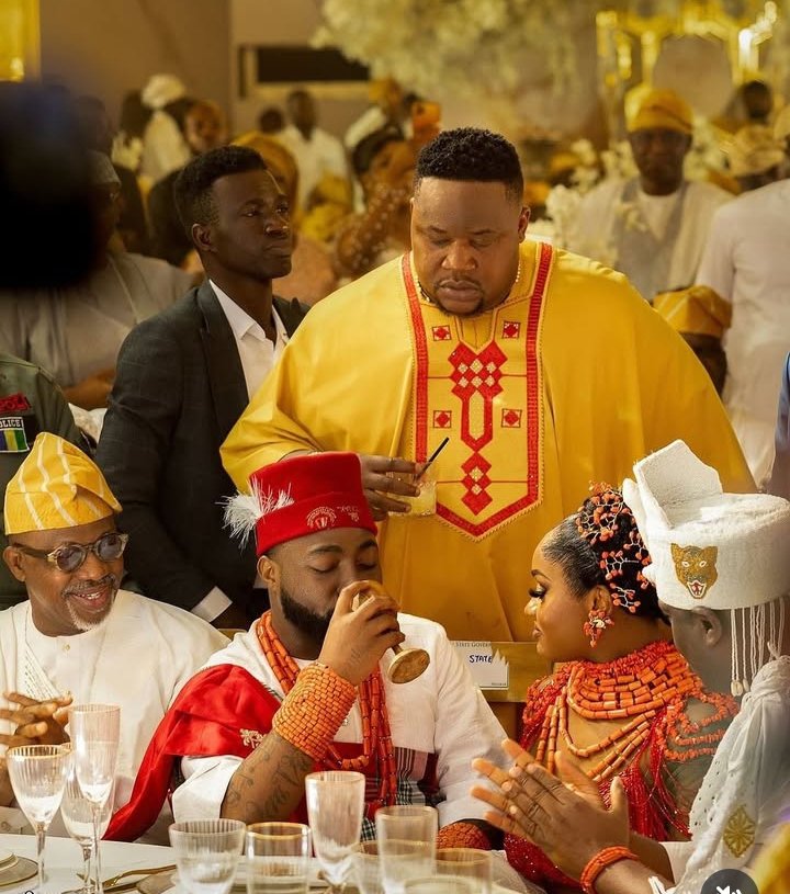 Davidomedia1's tweet image. The day I respect davido is the day of his marriage,he literally pulled 12 sitting governors leave their office on Tuesday,,,100+ sitting senators and 200+ business billionaire and political elites to his marriage
Forget banter your fave no fit do am