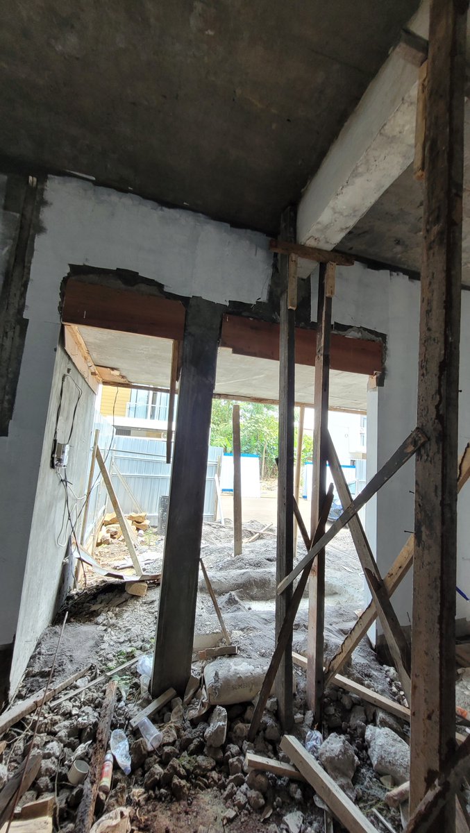 abimantranas's tweet photo. Minta sarannya para member, jadi rumah kami stop progressnya karena temuan retak di beberapa tempat. 
Apakah suntik kolom di balok gantung di gambar kedua akan menyelamatkan rumahnya?
Terus kolom beton atau baja yang paling sesuai?
Lokasi di Semarang https://t.co/JNSRCzXle2