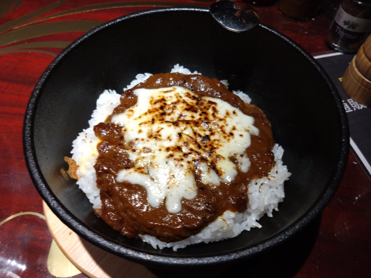 ryuseikudo's tweet photo. ホームカードショップ @gb__vintage さんの先週からの晩御飯!
金曜日鬼チーズ石焼カレー、土曜日同じ、今日はたっぷりすき焼き♪
今日のすき焼きは他の人の1.7倍くらいとか。
大変美味しゅうございました♪ https://t.co/uBSMs9tL1O