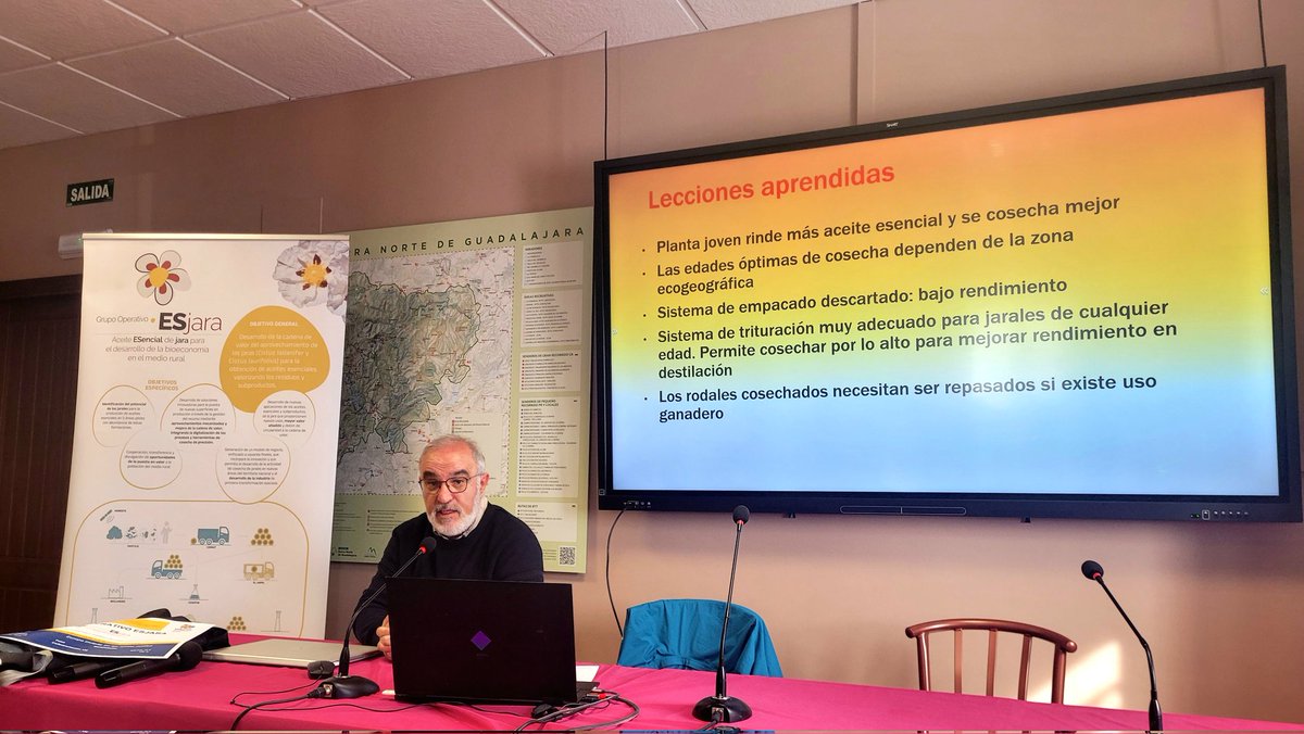 <a href="/bioraise/">Luis Saúl Esteban</a> <a href="/CederCiemat/">CEDER-CIEMAT</a> presentando las lecciones aprendidas al respecto de la mecanización de jarales por el equipo del #CEDER trabajando en este campo desde 2018 tras los trabajos realizados en <a href="/Goesjara/">ESjara</a>, todo un lujo contar con su experiencia.