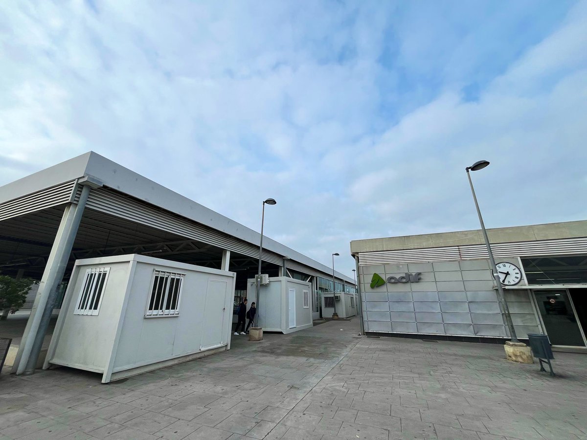 Comencen les actuacions de renovació de les escales mecàniques i ascensors de l’estació del Prat. Així ens ho comunica Rodalies de Catalunya. RENFE destina 1,57 milions d’euros a aquesta actuació tant necessària per la ciutadania de #ElPrat 🚂