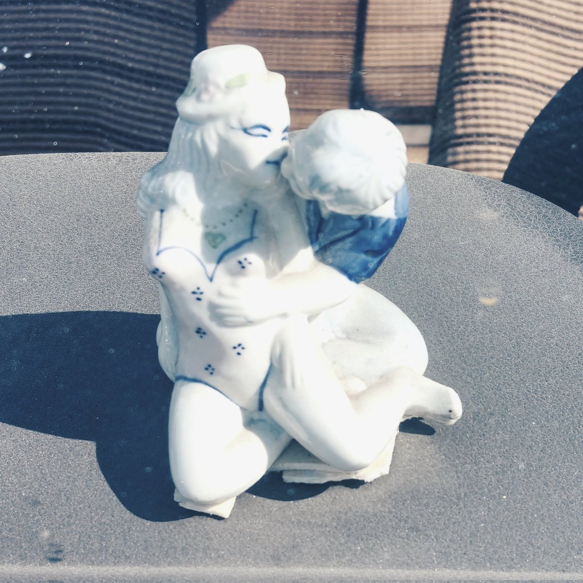 路边车窗下有趣的摆件，有什么含义吗？