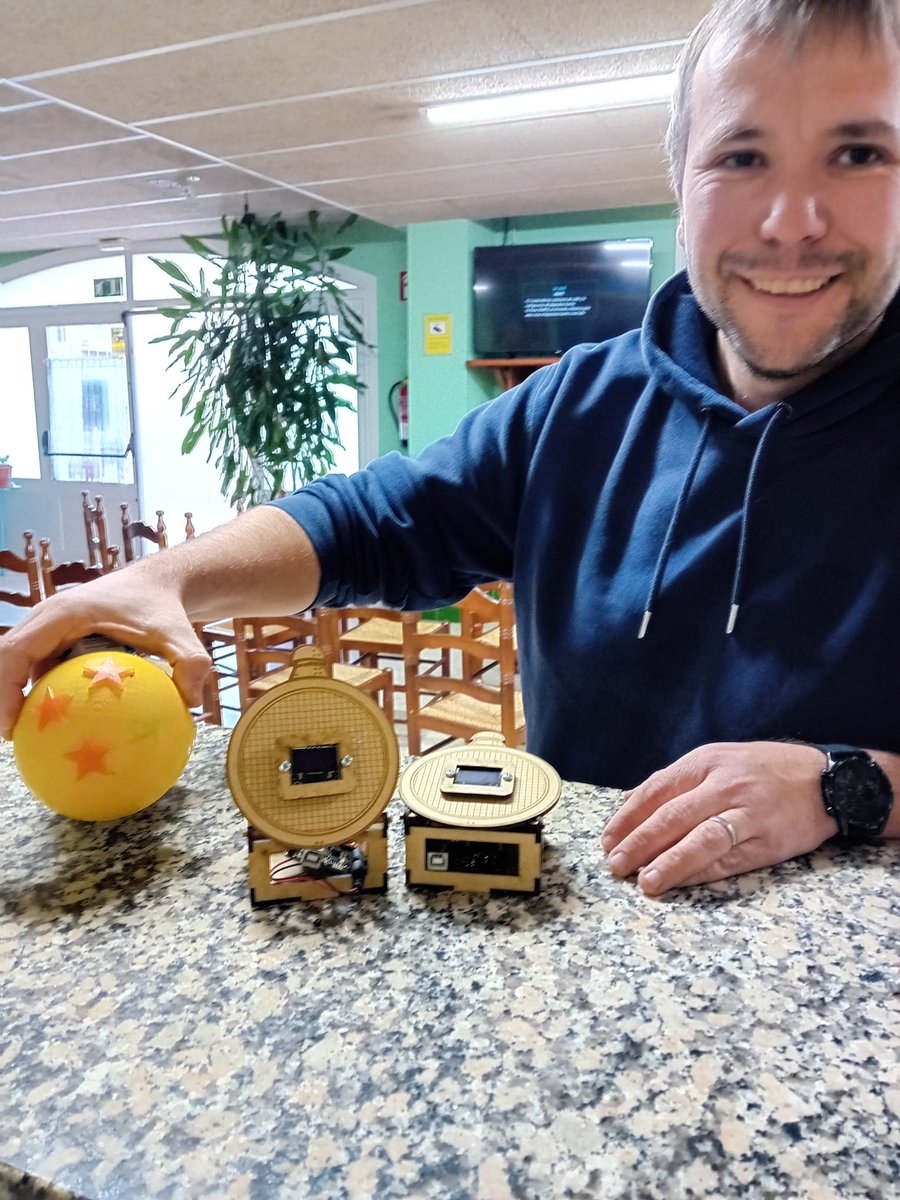 ToniMorenoRey's tweet photo. En Dani Soldevila és un docent de Campdevànol que col·labora amb @ROBOLOT i prepara una activitat per al Robolot2025 9 -10 de Maig.
Son BOLES DE DRAC #SteaMakers, que som com les de Son Goku, però fetes a Girona
@Olotuit @faberllull @Innovadidactic @KeyestudioRobot @educaciocat https://t.co/3XHZTSXhzI