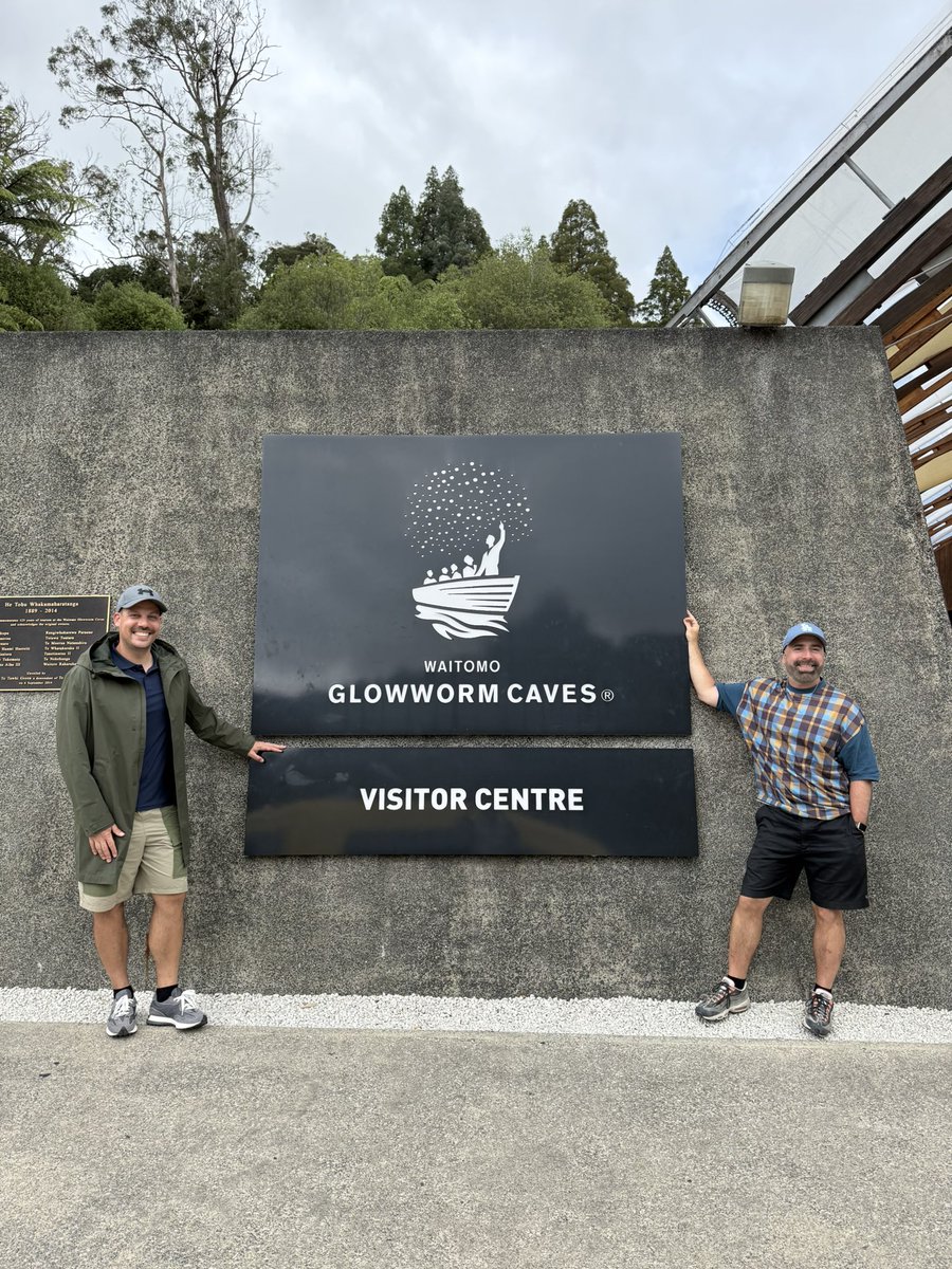 ViajeMapache's tweet photo. 🇳🇿 NUEVA ZELANDA | Día 2️⃣2️⃣. Excursión por #Hobbiton, el set de rodaje del poblado de los Hobbits de #LOTR y la cueva de los gusanos fosforescentes de #Waitomo! Menudo día!! Me ha flipado! https://t.co/3kUKS1C7cm