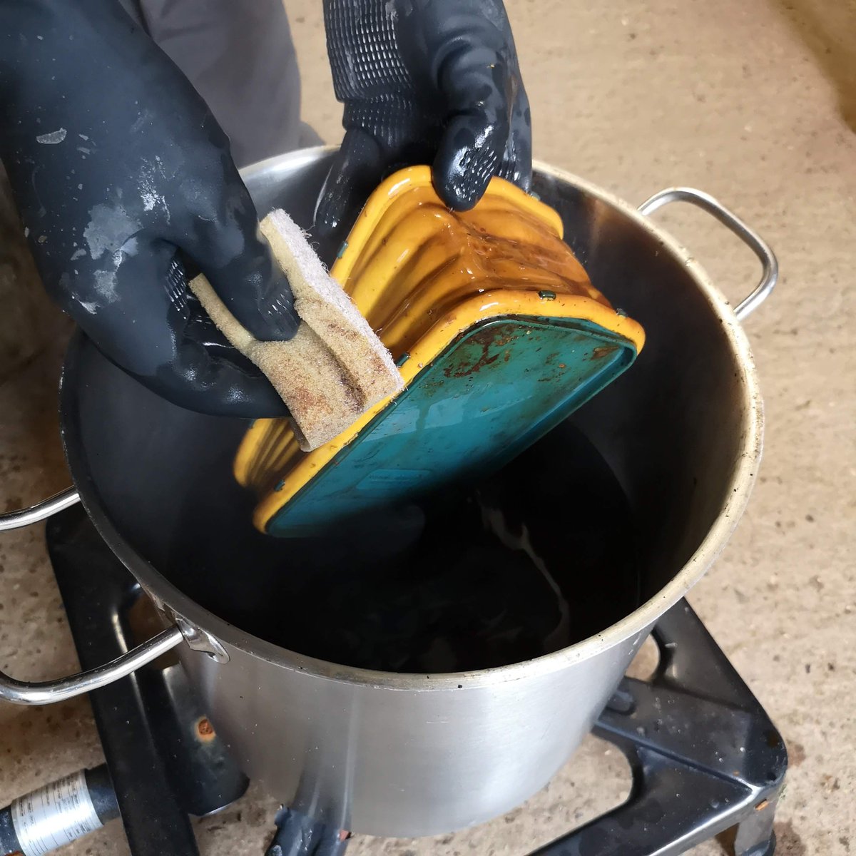 NorfolkHoneyCo's tweet image. Cleaning the smoker ready for the new season ahead.
#smoker #beekeepingtips #beekeepinghowto #cleaning