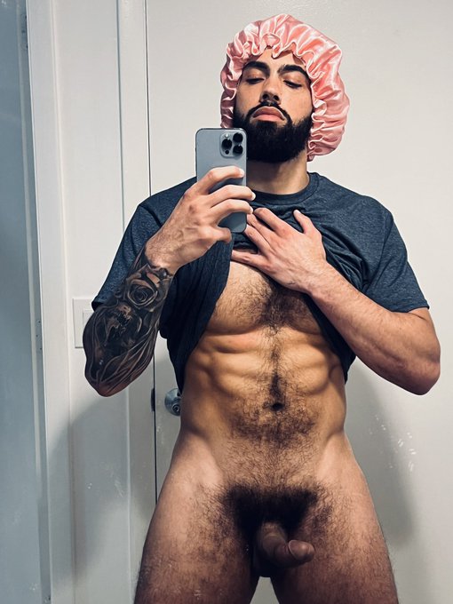 Watch King James 👑's leaked NSFW photo on TwXstars