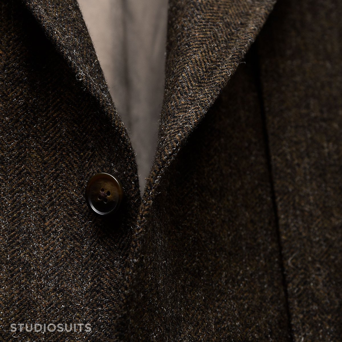 StudioSuits's tweet image. Customer Order Spotlight!
Jaket commissioned by our Client from Colorado.
From the Highlands to high fashion this Scottish Style Jacket is your signature style! 
Shop for this style here👉 t.ly/3xvE8
#studiosuits #jacket #scottish #soctt #jackets #fabric #tweed #mens