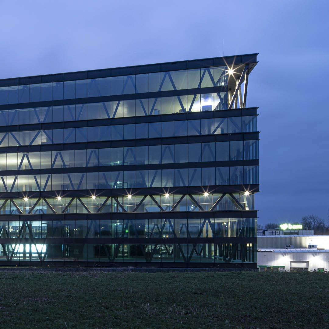 The Joan: een kantoor dat opvalt naast een 12-baans snelweg én betekenisvol blijft in zijn omgeving. Het glazen volume en de dynamische lagen verbinden grootschaligheid met menselijke maat, zonder concessies aan design of bruikbaarheid

l8r.it/EUw9