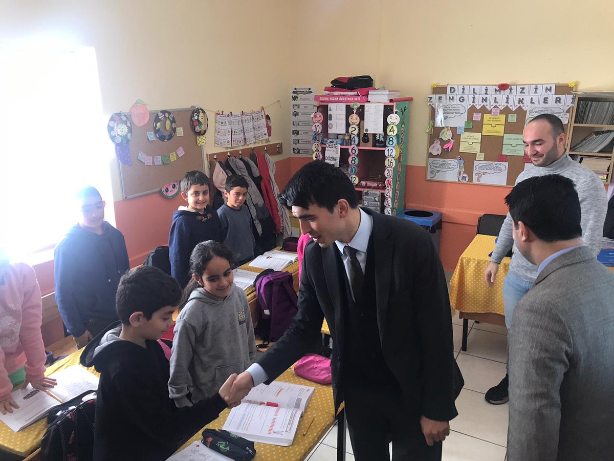 hiniskaymakam's tweet photo. İlçemiz Kaymakamı Sn. Onur BEKTAŞ Cumhuriyet İlkokulunu ziyaret ederek öğretmen ve öğrencilerle bir araya geldi. Eğitim öğretimle ilgili yapılan çalışmalar ve okulun sorunları hakkında bilgi alan Sn. BEKTAŞ akabinde öğrencilerle sohbet etti. https://t.co/UOTv24DqNn