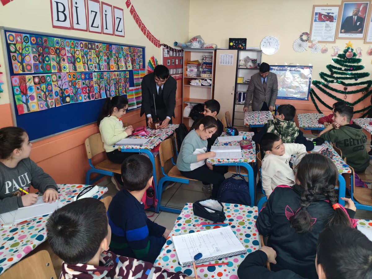 hiniskaymakam's tweet photo. İlçemiz Kaymakamı Sn. Onur BEKTAŞ Cumhuriyet İlkokulunu ziyaret ederek öğretmen ve öğrencilerle bir araya geldi. Eğitim öğretimle ilgili yapılan çalışmalar ve okulun sorunları hakkında bilgi alan Sn. BEKTAŞ akabinde öğrencilerle sohbet etti. https://t.co/UOTv24DqNn