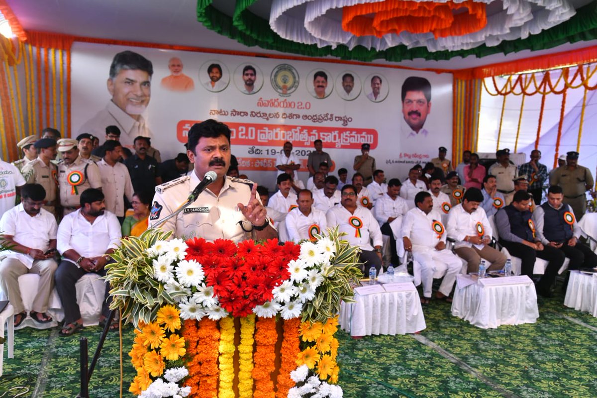 prakasam_police's tweet photo. నాటుసారా సమూలంగా నిర్మూలించాలని ఉద్దేశంతో రాష్ట్ర ప్రభుత్వం ప్రతిష్టాత్మకంగా నవోదయం 2.o కార్యక్రమంలో పాలుగొన్న అధికారులు మరియు ప్రకాశం జిల్లా ఎస్పీ శ్రీ ఏ ఆర్ దామోదర్, ఐ.పి.యస్.,గారు
#illegalActivities #ContinuousVigil #Damodhar #IPS #PrakasamPolice #APDGP #AndhraPradeshPolice https://t.co/K9ZgZLn5Qn