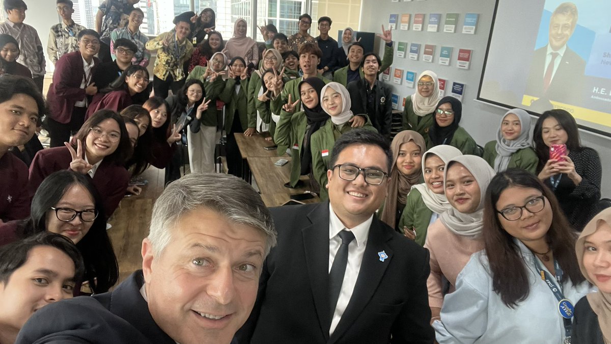 The best way to check the pulse of Indonesia-EU relations? Engaging with international relations students at <a href="/fpcindo/">FPCI</a> - great conversation!
<a href="/uni_eropa/">EU in Indonesia</a> 
<a href="/dinopattidjalal/">Dino Patti Djalal</a>