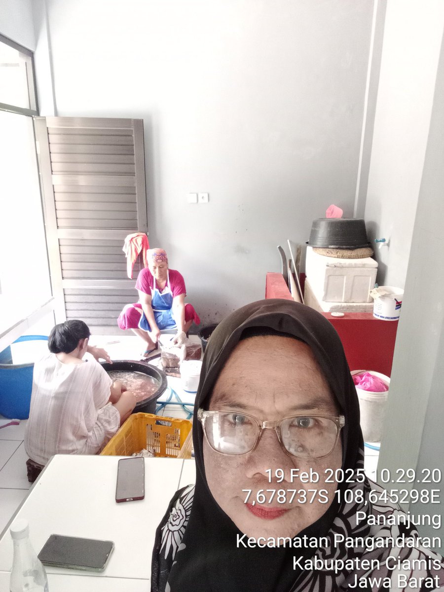 Darsitipnd's tweet image. Rabu (19/02/25), Darsiti,SP Luhkan Kab. Pangandaran di poklahsar cumi cumi mdpngi pglhn ikan asin jambal roti sbyk 250kg.
#GiatluhkanSatminkalBogor #Pangandaran #Produksi #Luhlapor @bppsdm_puslatkp @brpbatpp_bogor @kkpgoid